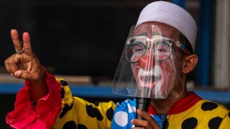 https://hindi.awazthevoice.in/upload/news/162047609047_Indonesia-_Yahya_Khan_becomes_a_clown_and_teaches_the_Quran_to_children_2.jpg