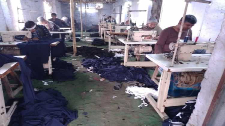 https://hindi.awazthevoice.in/upload/news/162106854783_2_Workers_are_busy_at_Farooq_Alam's_factory.jpg