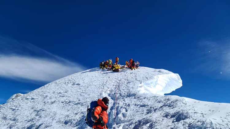 https://hindi.awazthevoice.in/upload/news/162290522791_Akash_Negi,_Mt_Everest’s_summit_4.jpg