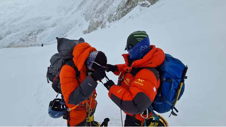 https://hindi.awazthevoice.in/upload/news/162290525591_Akash_Negi,_Mt_Everest’s_summit_5.jpg