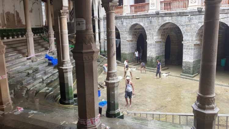 https://hindi.awazthevoice.in/upload/news/162343058021_Mumbai's_historic_Juma_Masjid_built_in_the_pond,_Cleaning_start_2.jpg