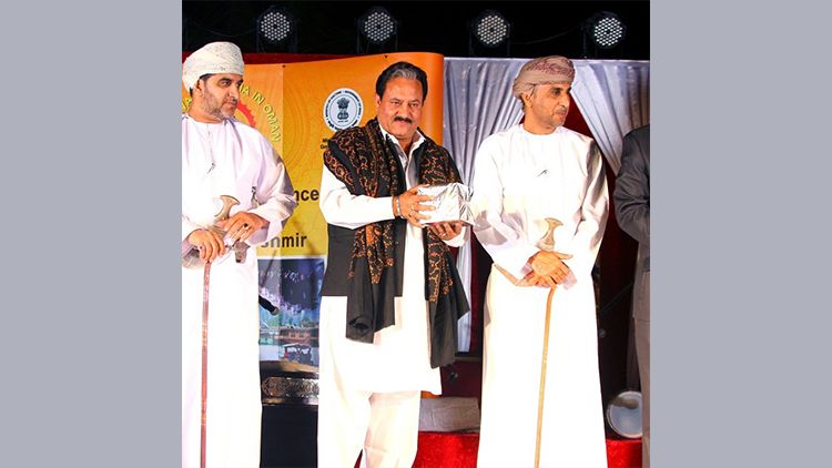 https://hindi.awazthevoice.in/upload/news/162386615251_Being_felicitated_in_the_Gulf.jpg