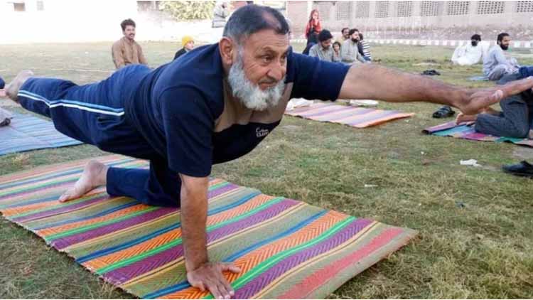https://hindi.awazthevoice.in/upload/news/162386792752_yoga_in_Pakistan_4.jpg