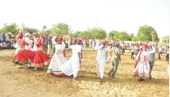 https://www.hindi.awazthevoice.in/upload/news/167819846001_barmer_gair_dance.jpg