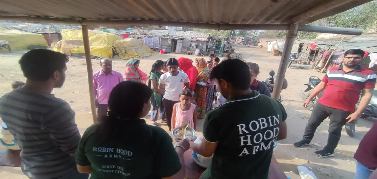 देश के चार सौ से ज्यादा शहरों में जरूरतमंदों को खाना बांट रही रॉबिनहुड आर्मी, जानें कैसे करती है काम 