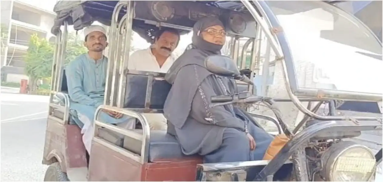 UP: Najma of Moradabad drives e-rickshaw wearing a burqa without any fear