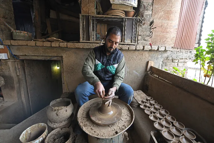 Kashmir: Potter Muhammad Umar is making 20 thousand lamps for Diwali.