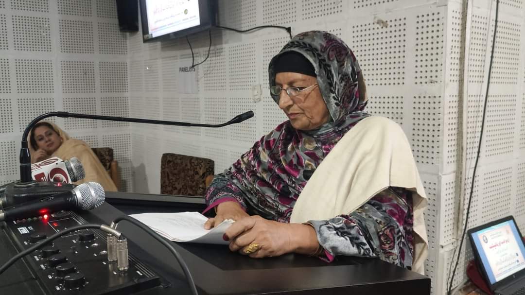 https://www.hindi.awazthevoice.in/upload/news/170515059709_Rukhsana_Jabeen_recording_a_radio_programme.jfif