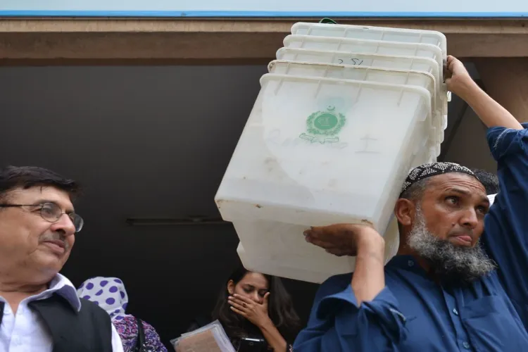  Pakistan Election 2024 : मतदान कल, आधे से अधिक मतदान केंद्र संवेदनशील 
