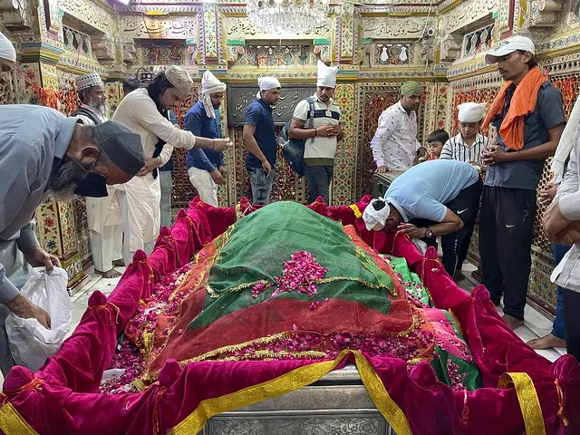 https://www.hindi.awazthevoice.in/upload/news/171439572315_How_Hazrat_Amir_Khusro_colored_India_with_the_Chishti_Sufi_tradition_of_'_Sima’a'_5.webp