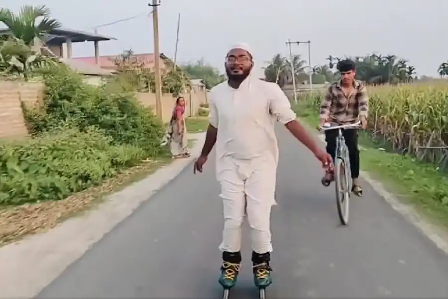 https://www.hindi.awazthevoice.in/upload/news/171663890323_Maulvi_Asadullah_Farooq_is_not_a_conservative,_when_he_roams_around_on_skates,_people_keep_staring_at_him_2.jpg