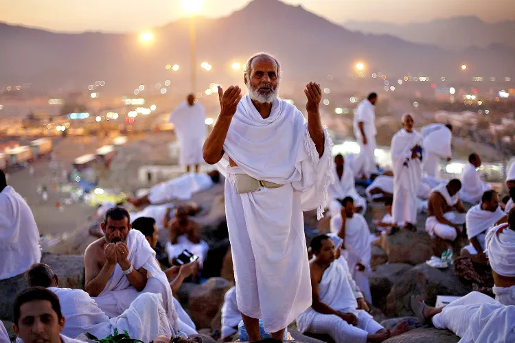 What are the etiquettes of performing Hajj