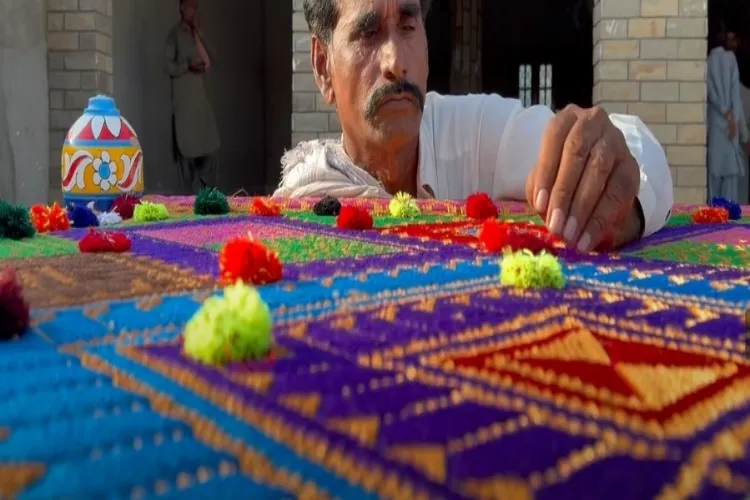 पाकिस्तान के सिंध में बनी रंगीन चारपाईयों की धमक भारत के राजूतों तक