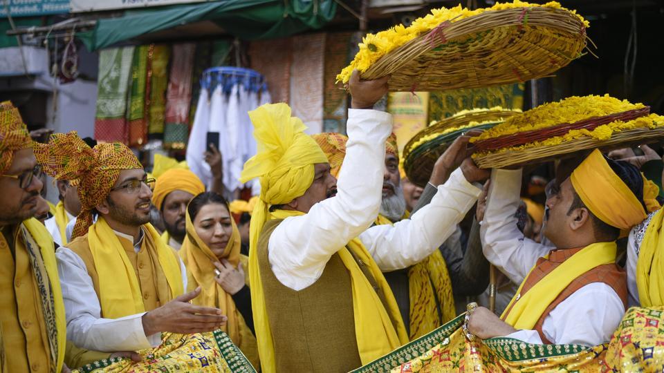 https://www.hindi.awazthevoice.in/upload/news/171897345217_Devotees_offering_yellow_flowers_at_the_shrine.jfif