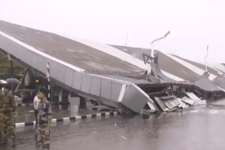 दिल्ली हवाई अड्डे के टर्मिनल 1 पर कैनोपी गिरा, यात्री घायल, उड़ानें निलंबित