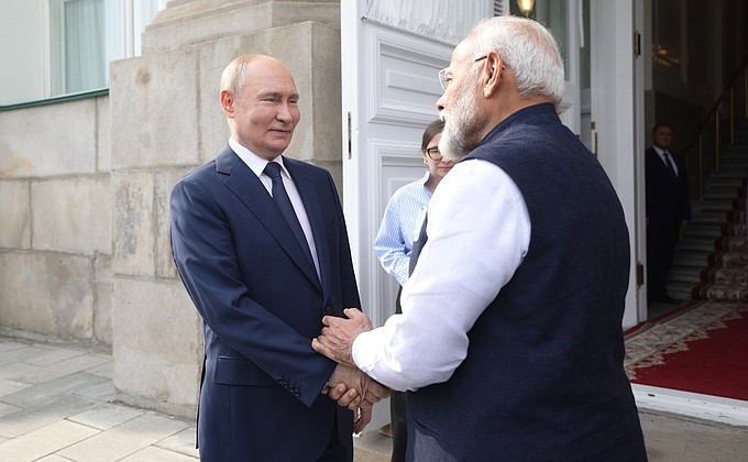 https://www.hindi.awazthevoice.in/upload/news/172105032521_PM_Modi's_Moscow_visit_A_seal_of_'time-tested'_friendship_of_mutual_trust,_military_material,_energy_supplies,_technology_4.jfif