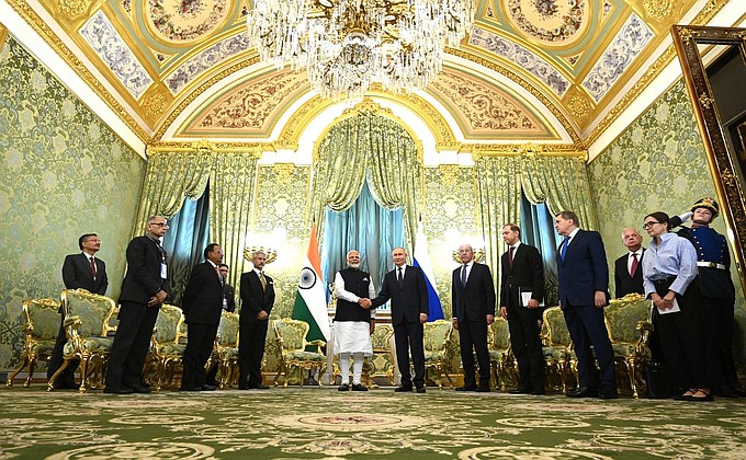 https://www.hindi.awazthevoice.in/upload/news/172105034821_PM_Modi's_Moscow_visit_A_seal_of_'time-tested'_friendship_of_mutual_trust,_military_material,_energy_supplies,_technology_9.jfif