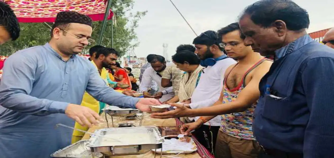 The Waffa Foundation members serve langar to Amarnath pilgrims on the Jammu-Pathankot national highway 