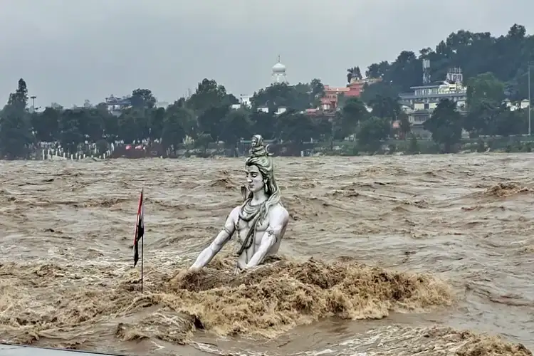 Ganga water level rising rapidly in Rishikesh, administration issues alert