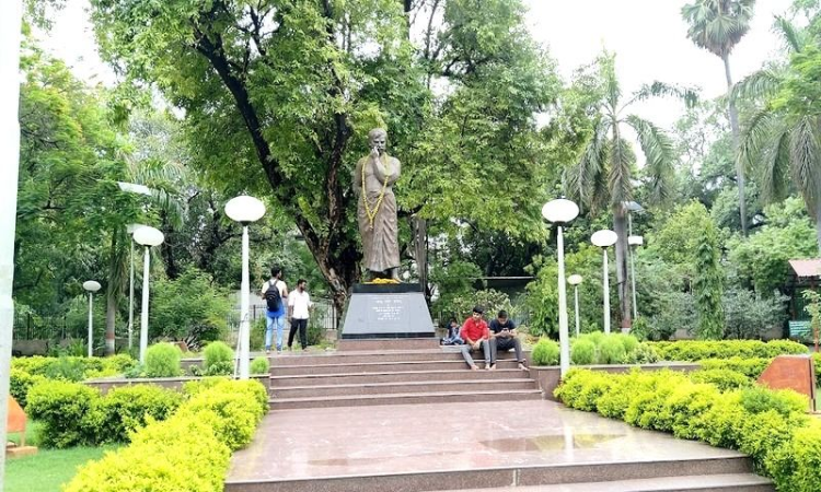 https://www.hindi.awazthevoice.in/upload/news/172312652429_chandrashekhar-azad-park-prayagraj.jpg