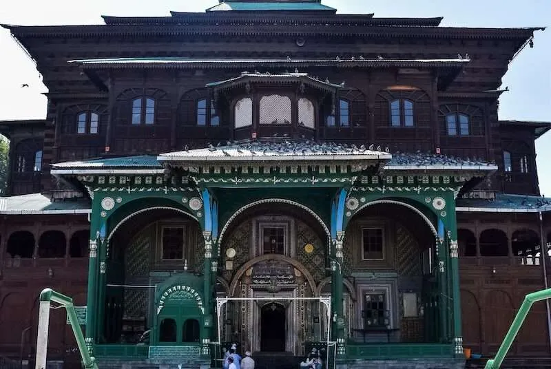 https://www.hindi.awazthevoice.in/upload/news/172545393023_Khanqah-e-Moula,_The_Shrine_of_Shahi_Hamdan.webp