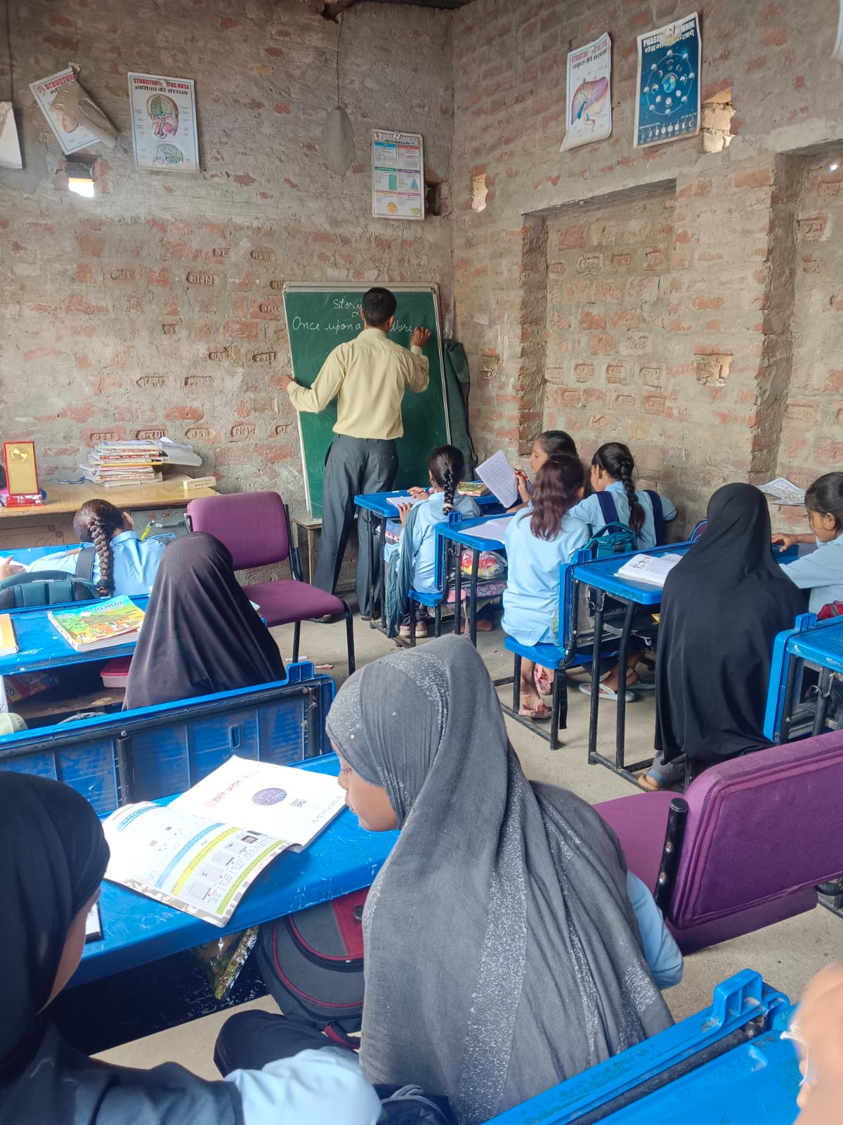 https://www.hindi.awazthevoice.in/upload/news/172554513323_social_harmony__Hindu_teacher_Kuldeep_Singh_Rajawat_has_been_teaching_children_in_Islamic_madrasa_for_16_years_4.jfif