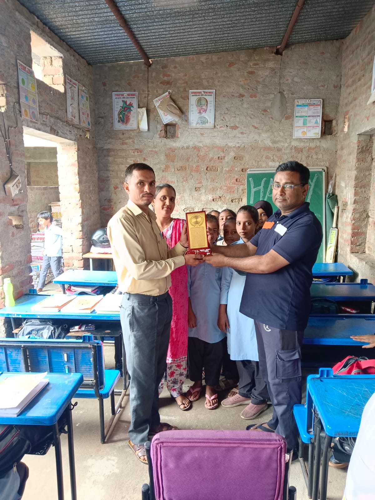 https://www.hindi.awazthevoice.in/upload/news/172554521523_social_harmony__Hindu_teacher_Kuldeep_Singh_Rajawat_has_been_teaching_children_in_Islamic_madrasa_for_16_years_2.jfif