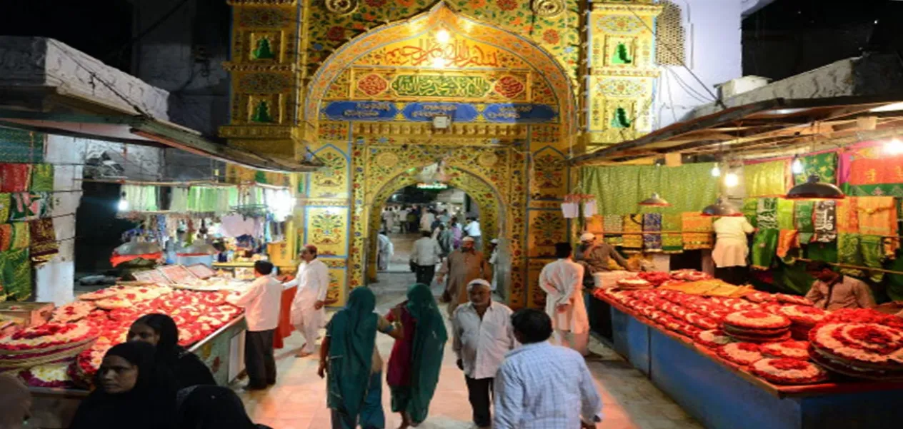 Garib Nawaz's dargah smells of Pushkar roses