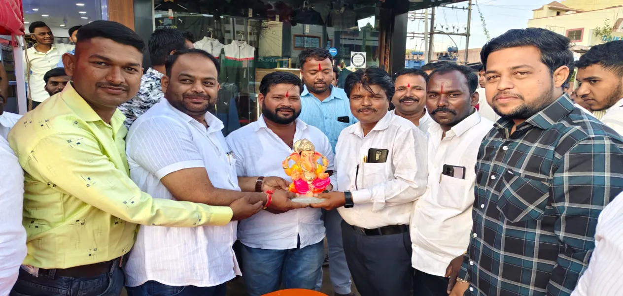 Muslim family distributes hundreds of Ganesh idols for free to Ganesh devotees