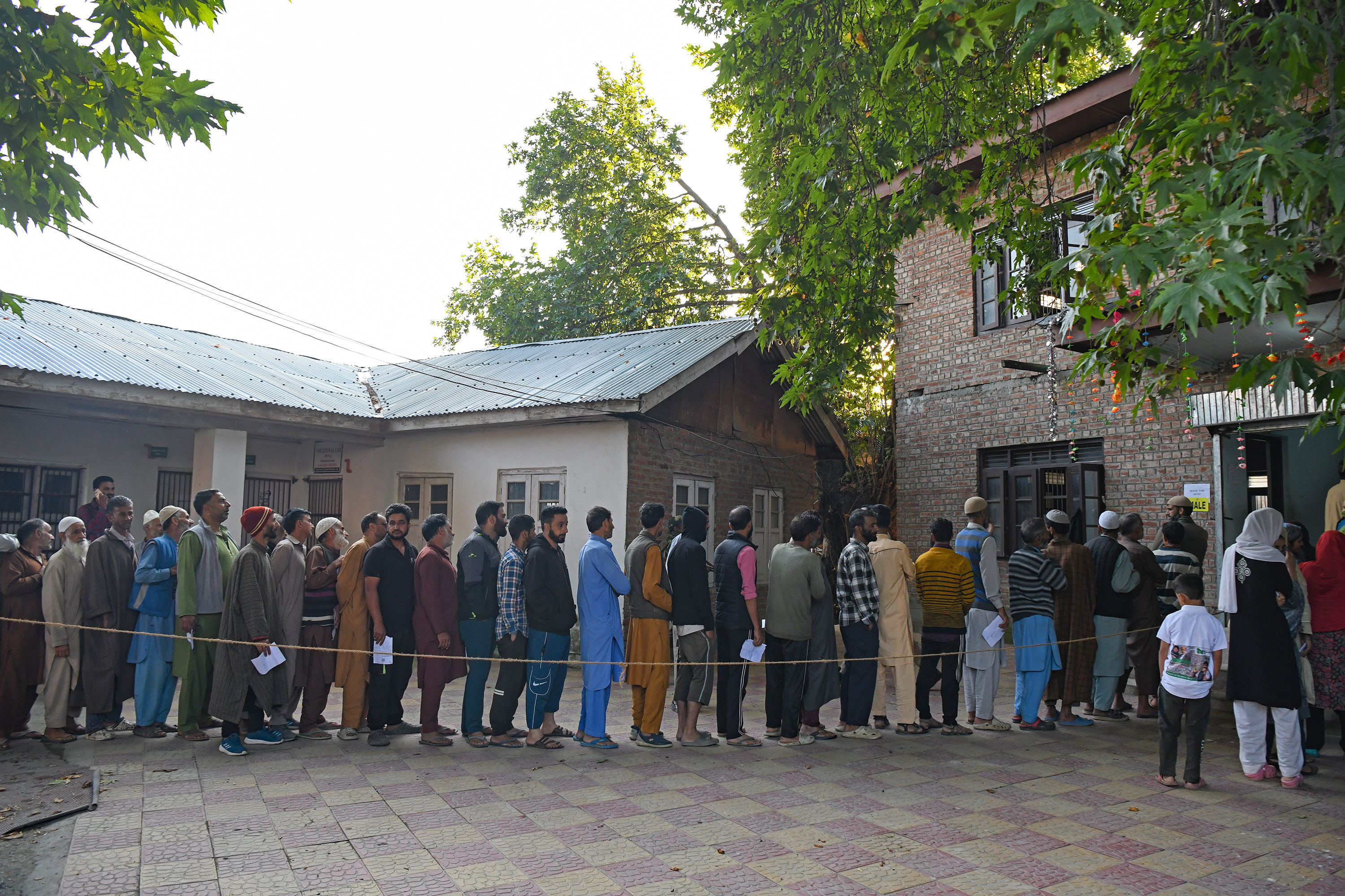 https://www.hindi.awazthevoice.in/upload/news/172665153901_Jammu_and_Kashmir_Assembly_Elections_Ballots_outweigh_bullets,_40_percent_voting_so_far_3.jpg