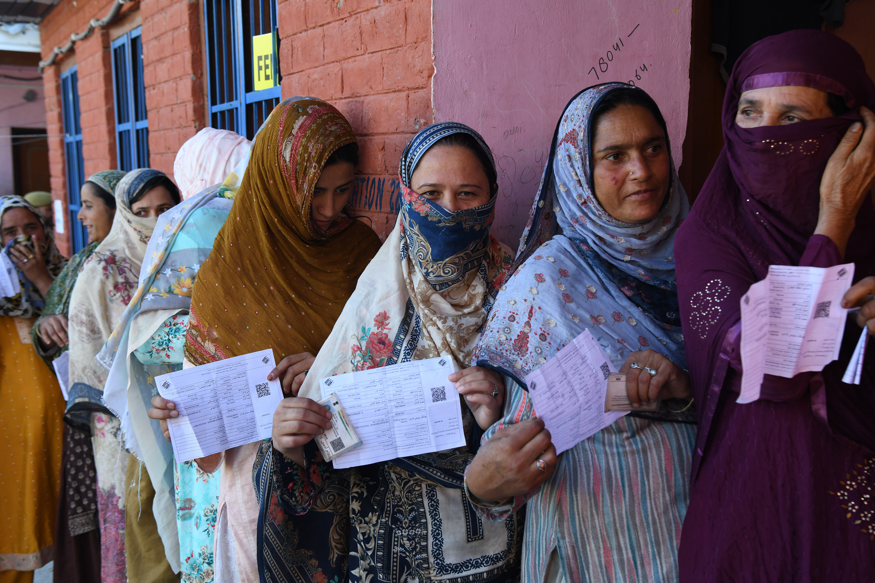 https://www.hindi.awazthevoice.in/upload/news/172665156401_Jammu_and_Kashmir_Assembly_Elections_Ballots_outweigh_bullets,_40_percent_voting_so_far_4.jpg