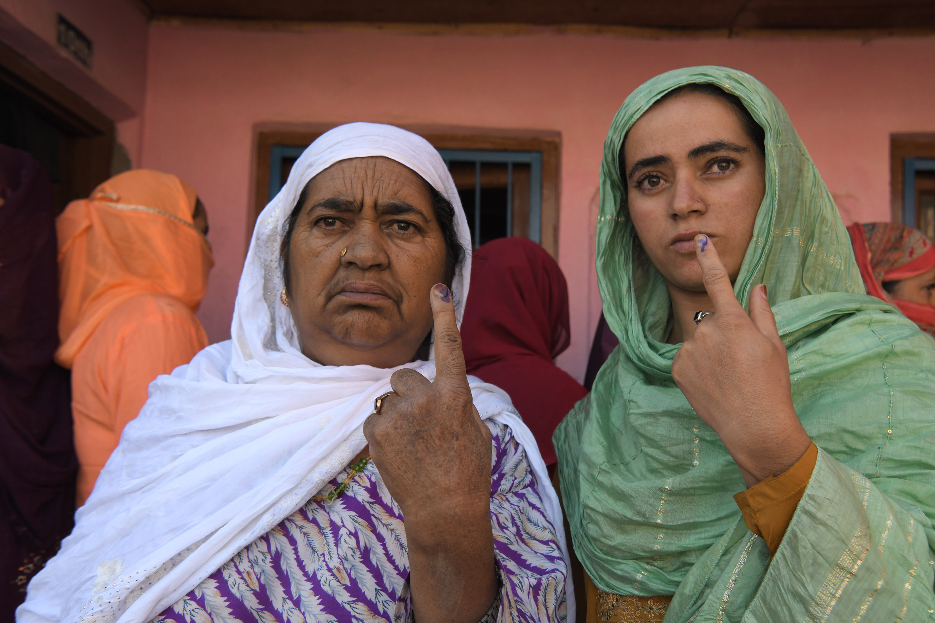 https://www.hindi.awazthevoice.in/upload/news/172665158401_Jammu_and_Kashmir_Assembly_Elections_Ballots_outweigh_bullets,_40_percent_voting_so_far_5.jpg