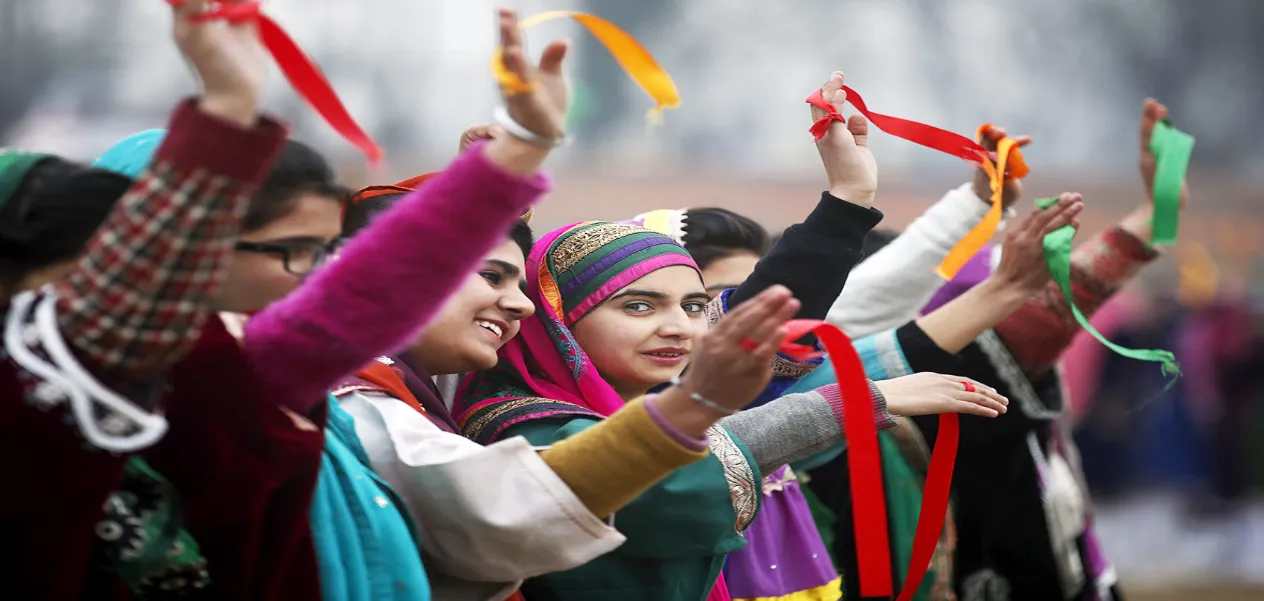 Tourists enjoying in Dal lake