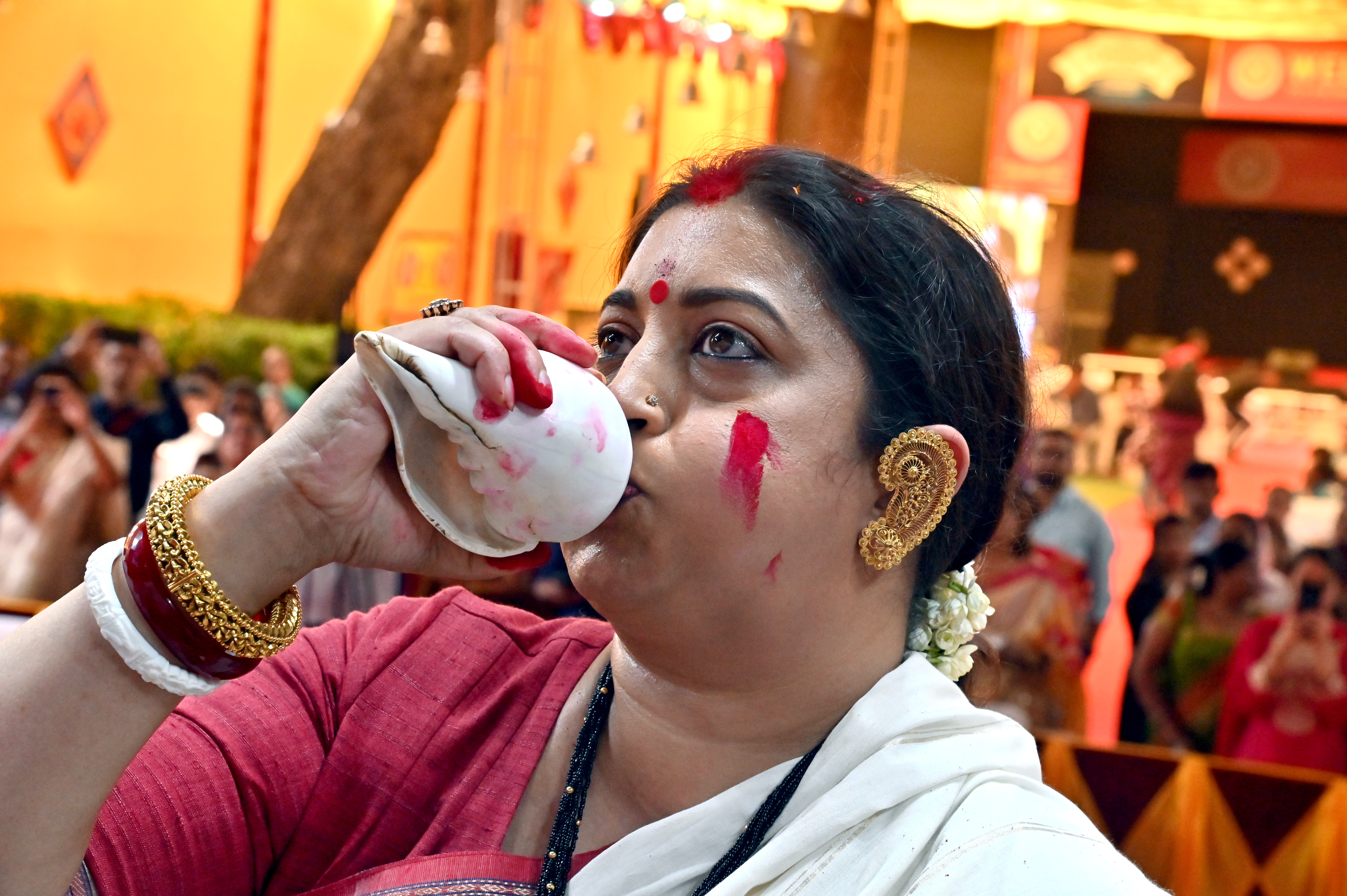 https://www.hindi.awazthevoice.in/upload/news/172795957422_BJP_leader_Smriti_Irani_playing_Sindhoor_Khela_during_Durga_Puja.jpg