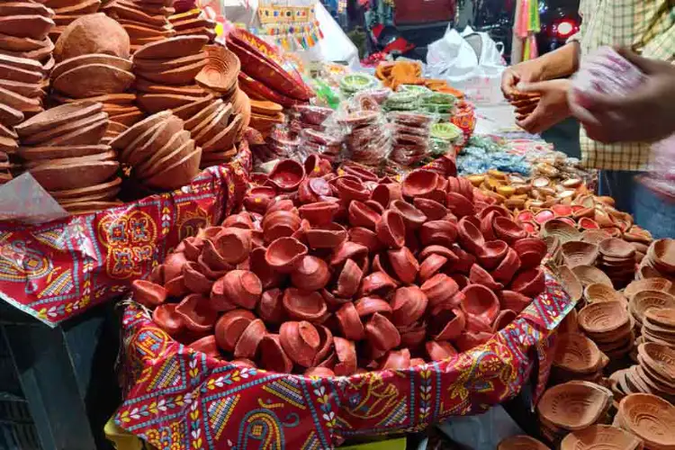 Diya markets decorated in Bihar, weather slows down the speed of potters' wheel