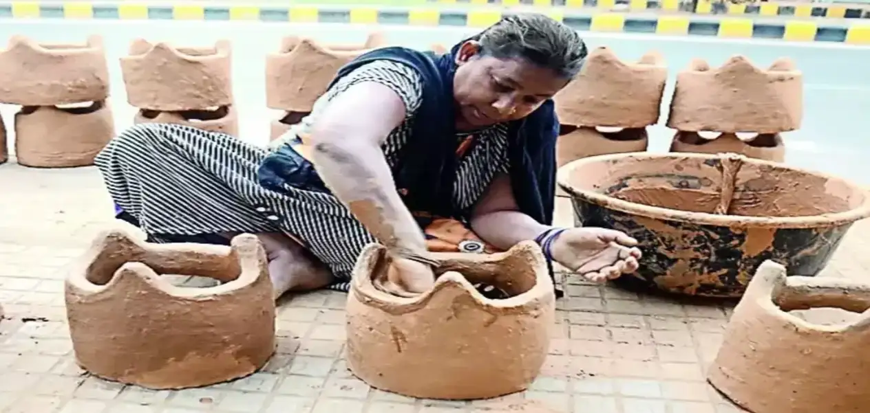 Muslim women are busy preparing for Chhath Puja, building a bridge of harmony with earthen stoves