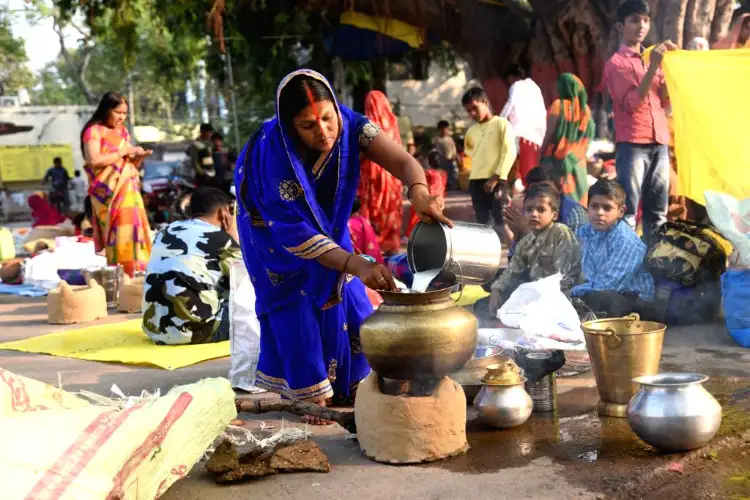 Chhath 2024: Devotees, Vrattis prepare for 'Kharna' Puja and prasad