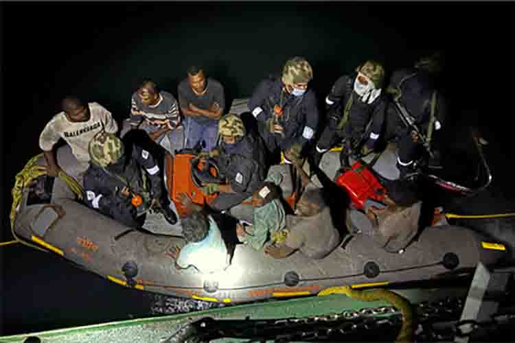 India's Coast Guard rescues seven Indian fishermen from Pakistan's jaws