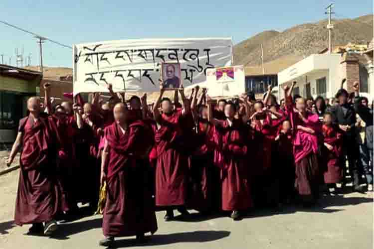 Tibetan monks protest (file photo)