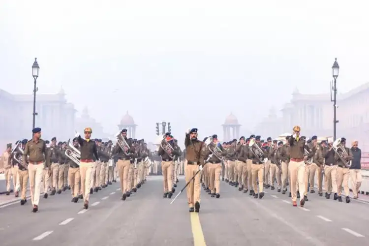 Delhi: Defence personnel take part in full dress rehearsal ahead of Republic Day 2025