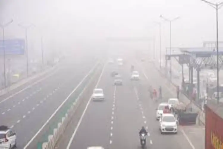 Fog disrupts flight, train services in Delhi