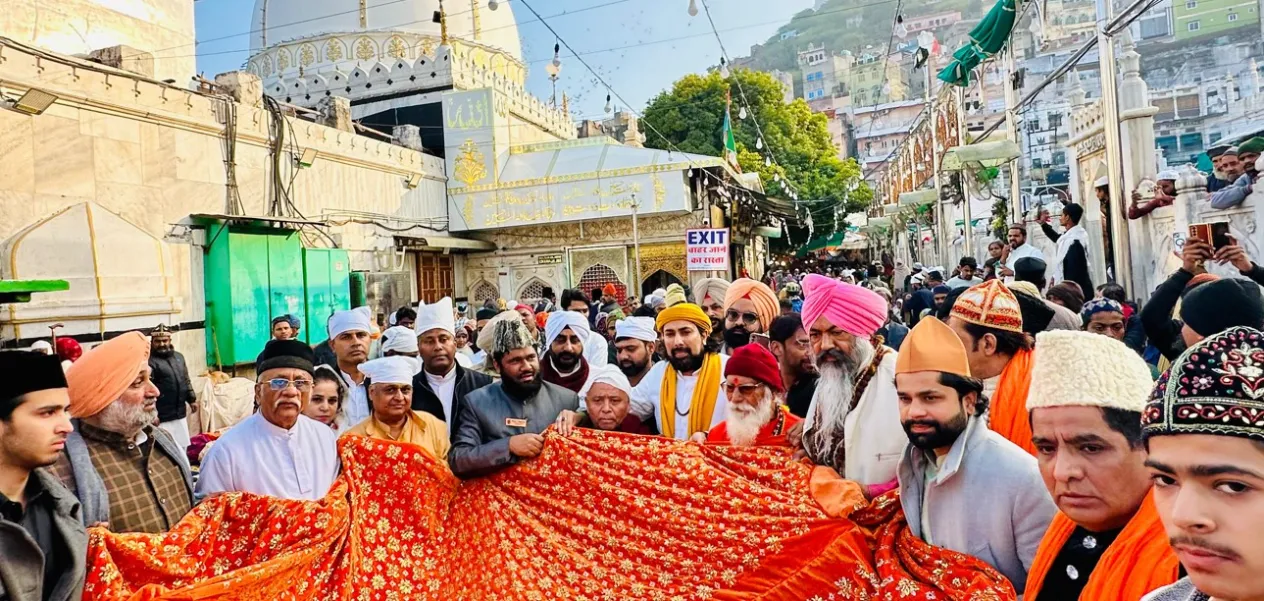 On the 813th Urs of Khwaja Gareeb Nawaz, the Sarvadharma delegation gave the message of brotherhood