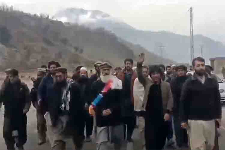 Gilgit-Baltistan: Government employees protest pension cuts, demand its withdrawal