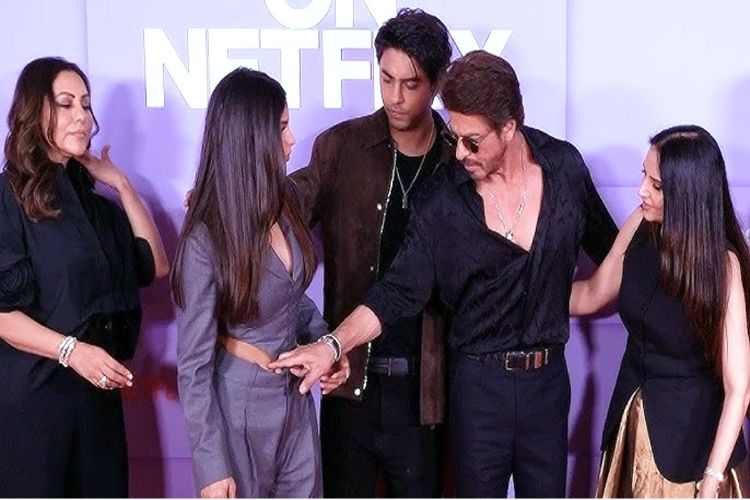 Shahrukh fixed his daughter's dress in front of the camera