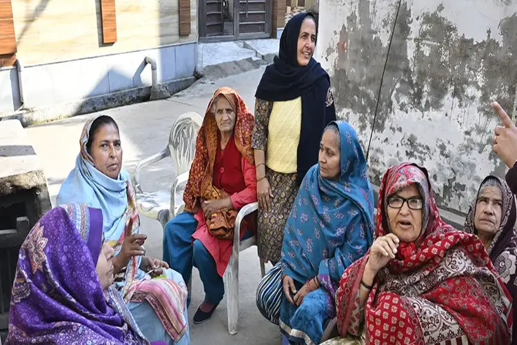 Women voters of Old Delhi said 'Development and good education are issues for us'