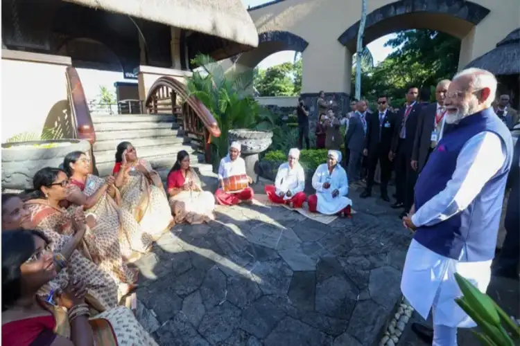 PM Modi welcomed with Bihari tradition and folk song in Mauritius