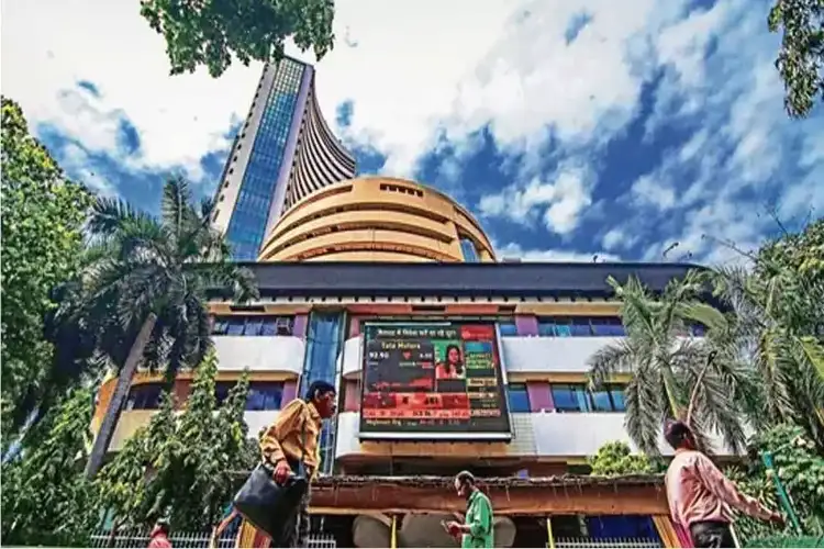 Sensex flat, Nifty gains amid weak global cues