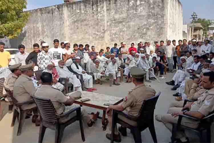 Hapur: Muslim brothers played Holi with flowers with Hindus