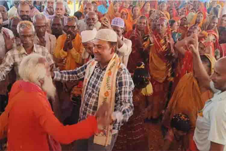 Bihar: Hindu-Muslim elders played Holi with flowers in Supaul