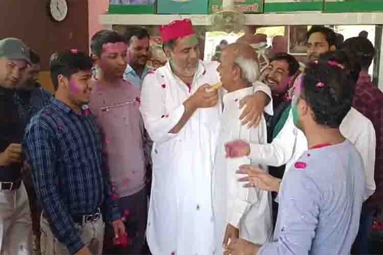 UP: This Muslim MLA of SP played Holi with great enthusiasm